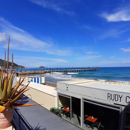 Appartamento Fronte Mare Con Terrazzo Alassio Dış mekan fotoğraf