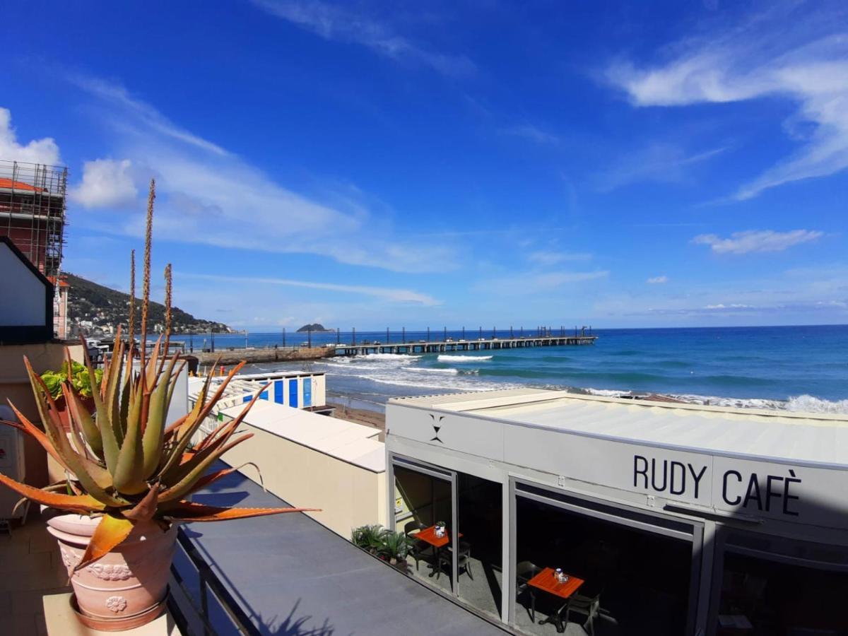 Appartamento Fronte Mare Con Terrazzo Alassio Dış mekan fotoğraf